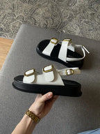 Witte sandalen met dubbele gespen - Bakkermode.nl