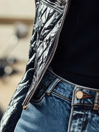 Retro gewatteerde leren dames jas - zwart met contrasterende details en bontkraag - Bakkermode.nl