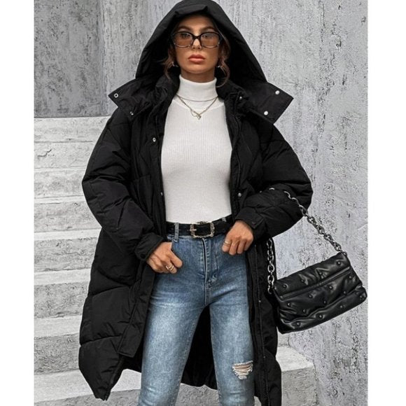 Zwarte winterjas met capuchon voor dames - lange gewatteerde jas - Bakkermode.nl
