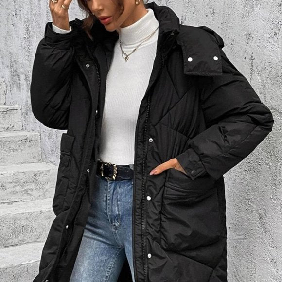 Zwarte winterjas met capuchon voor dames - lange gewatteerde jas - Bakkermode.nl