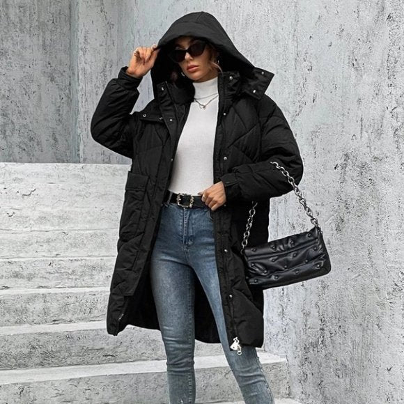 Zwarte winterjas met capuchon voor dames - lange gewatteerde jas - Bakkermode.nl