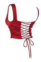 Rode satijnen maxi-jurk - verfijnde avondoutfit voor dames