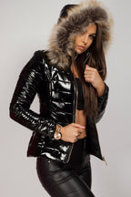 Pufferjas - zwart glanzende damesjas met faux faux fur capuchon