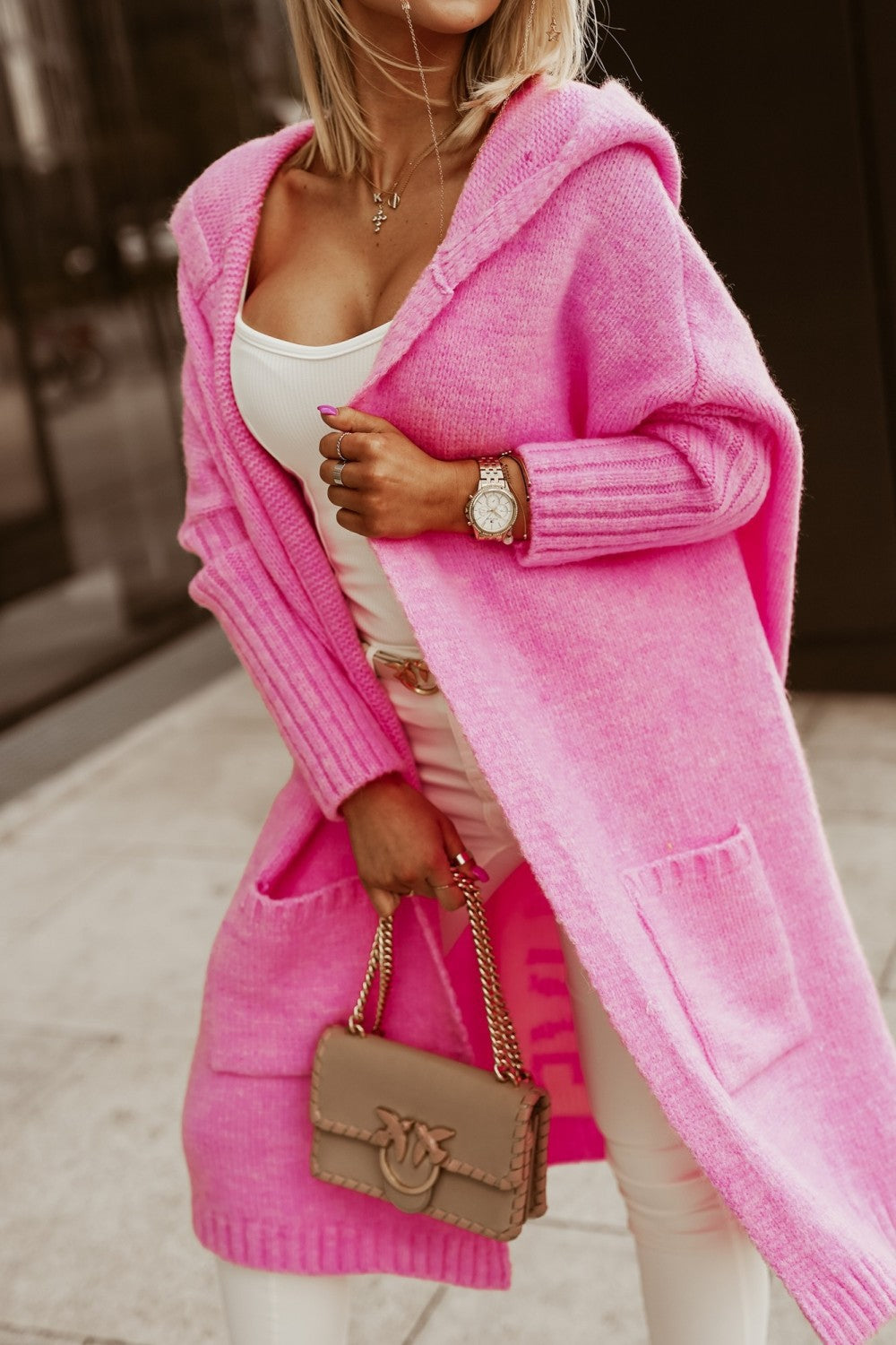 Knusse gebreide vest met capuchon dames - stijlvolle lange winterjas - Bakkermode.nl